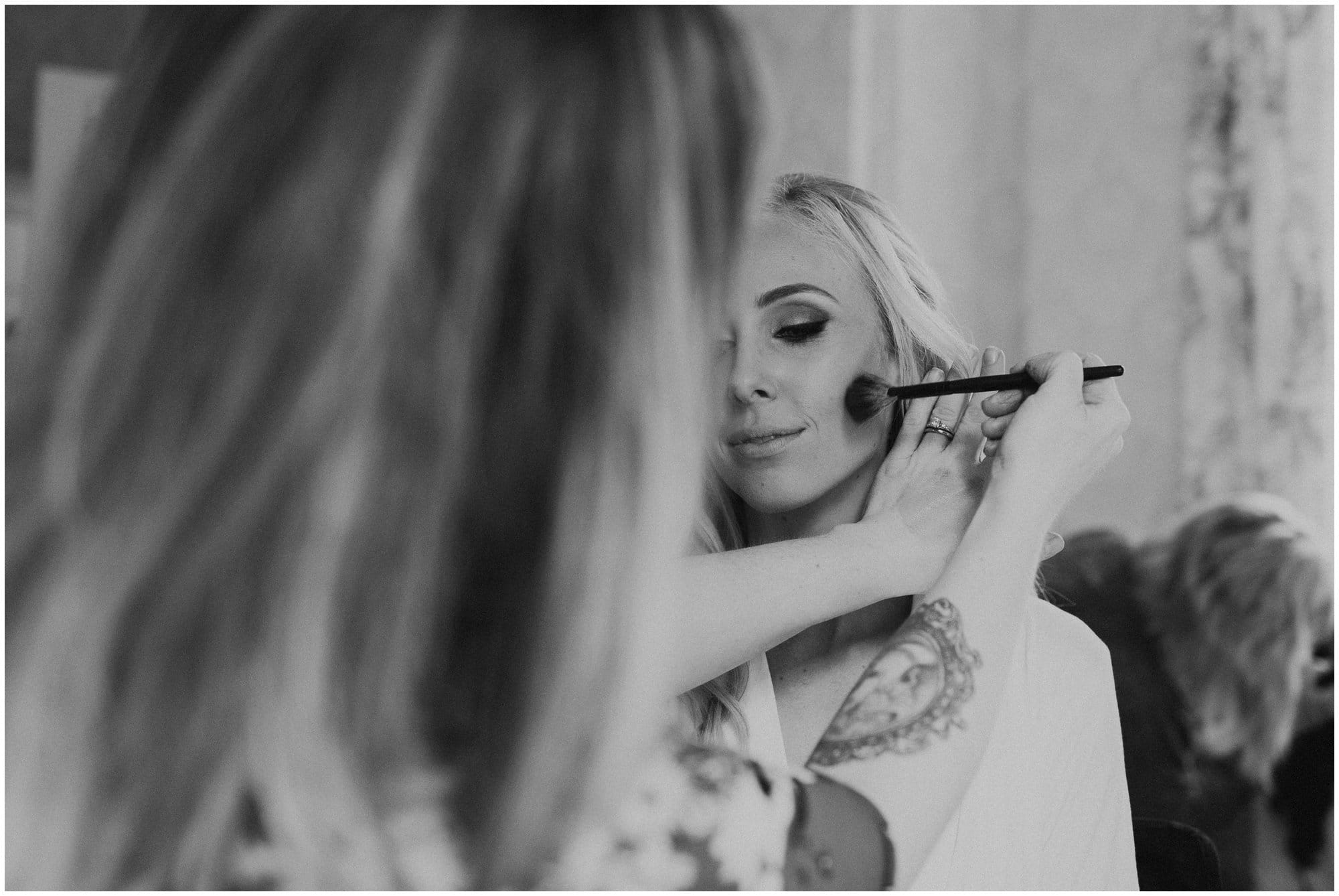 bride getting ready at cairnwood